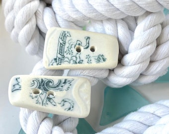 Boutons inspirés de la poterie de la mer, porcelaine de saule bleu récupérée, porcelaine cassée. Bouton en céramique fait main