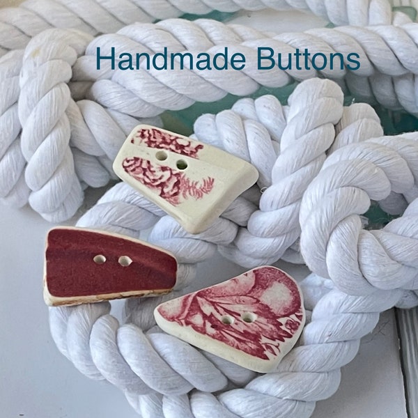 3 botones inspirados en cerámica marina, porcelana transferware roja mixta, cerámica roja. Conjunto de 3 botones botón focal hecho a mano. Regalo de costurera.