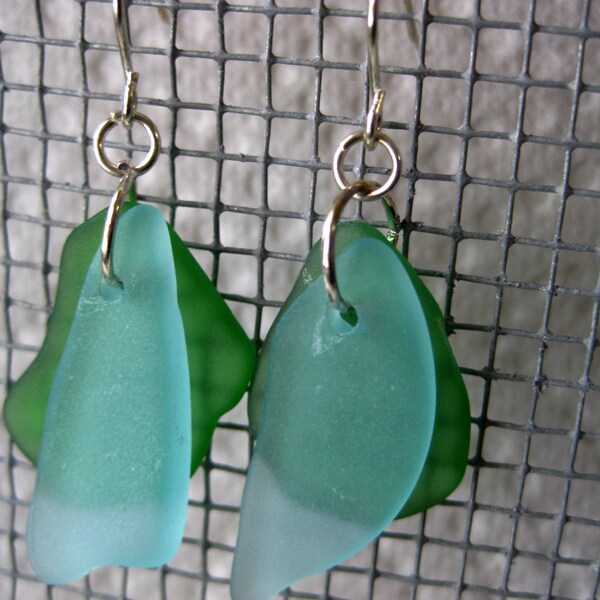 Multi-Farbe Seaglass inspiriert Ohrringe Grün und Aqua Glas auf Silber vergoldeten Drähten. Beachglass Schmuck