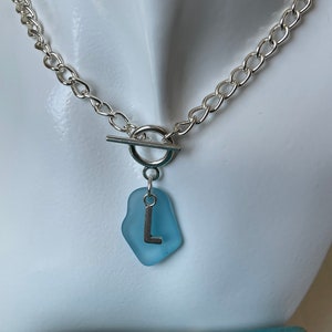Collar personalizado con dije de palanca de cristal de mar, inicial. Palanca plateada con cadena gruesa. Charm de una sola letra en estrangulador de vidrio marino verde o aguamarina.