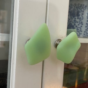 Feuerkönig Jadeite Schrank Pull Strandglas inspiriert Zufällig geformte grüne Vintage Glasstücke. DIY Schubladen Knauf