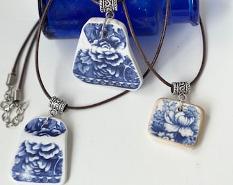 gebroken porseleinen sieraden in zeeglasstijl, dikke hanger, blauwe en witte bloemen transferware sieraden aan een verstelbaar leren koord. Prachtig cadeau.