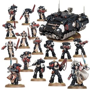 Puede incluir: Colección de figuras en miniatura y un tanque, todos en negro, blanco y rojo. Las figuras son de personajes blindados con armas, y el tanque es un vehículo con orugas y una torreta. Las miniaturas están sobre bases marrones.