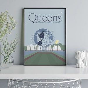 以下が含まれることがあります： 青い背景に「Queens - Flushing Meadows Corona Park」という文字が書かれた黒い額縁のポスター。ポスターには、建物の列の前にある大きな地球儀の彫刻であるユニスフィアのスタイリッシュなイラストが描かれている。