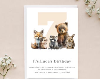 Può includere: Un invito di compleanno con illustrazioni ad acquerello di animali del bosco, tra cui una volpe, un riccio, un procione, un orso e un coniglio. È presente il numero 7, con il testo "It's Luca's Birthday" e i dettagli dell'evento.