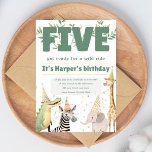 Puede incluir: Una invitación de cumpleaños verde y blanca con el número "CINCO" en letras verdes. La invitación dice "Prepárate para un viaje salvaje. Es el cumpleaños de Harper." e incluye una jirafa, una cebra, un elefante y un caimán con sombreros de fiesta.
