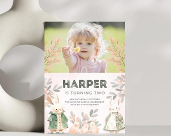 Könnte beinhalten: Eine rosafarbene und grüne Geburtstagseinladung mit einem Foto eines jungen Mädchens. Die Einladung lautet "Harper wird zwei" und enthält Details zur Party, einschließlich Datum, Uhrzeit, Ort und RSVP-Informationen.