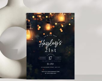 Peut inclure: Une invitation bleu foncé avec un arrière-plan flou de guirlandes lumineuses et de verdure. Le texte indique "Rejoignez-nous pour le 21e anniversaire de Hayley" avec la date et l'heure de l'événement. L'invitation comprend également le lieu et les informations de RSVP.