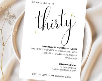 Può includere: Un biglietto d'invito bianco con scritta nera che recita "thirty" in un carattere corsivo. La carta include i dettagli dell'evento: data, ora, luogo e informazioni RSVP. Sono presenti anche accenti di stelle dorate e il testo "DRESS IN GLITZ, GLAM, GLITTER & GOLD".