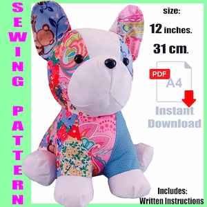 Puede incluir: Un peluche de perro patchwork, de aproximadamente 31 cm de altura. El juguete está hecho de una variedad de telas estampadas en tonos de azul, rosa, rojo y blanco. La imagen incluye el texto "SEWING PATTERN" y "Instant Download".