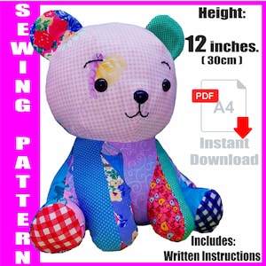 Puede incluir: Un oso de peluche patchwork de 30 cm de altura, con una cabeza rosa a cuadros, orejas florales y una nariz azul de botón. El oso está hecho de varias telas estampadas. La imagen incluye el texto "Sewing Pattern" y "Instant Download".
