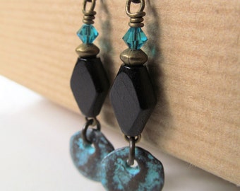 Perles de bois noir et boucles d’oreilles en niobium perlé de charme bleu