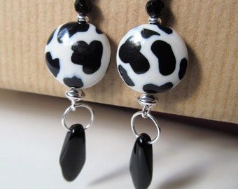 Boucles d'oreilles en argent sterling perlées blanches et noires en pâte polymère à imprimé vache - BeadedTail - Cadeau d'amant de vache - Farm Girl