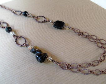 Blue Tigers Eye Kitty Cat et Swarovski Crystal Antiqued Brass Chain Collier - Long 34 pouces