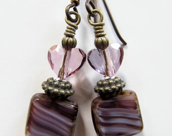 Cœurs de cristal rose antiques et boucles d’oreilles en niobium perlé de verre tchèque violet