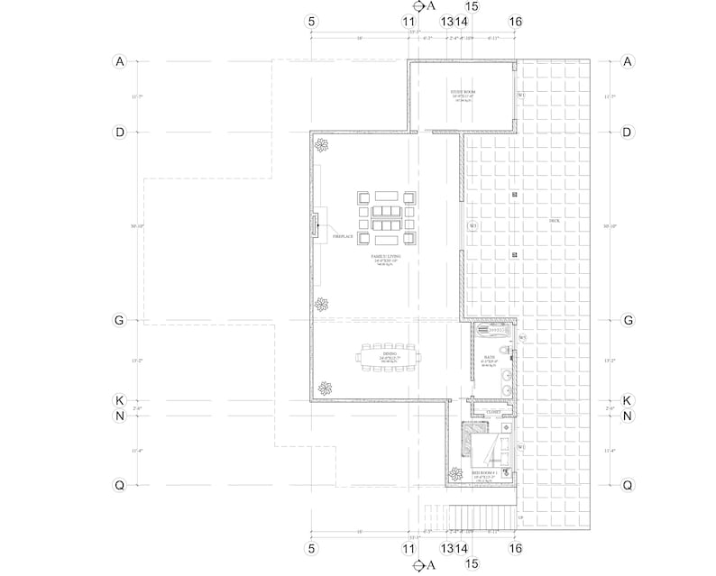 Puede incluir: Un plano de planta arquitect&oacute;nico en blanco y negro de un edificio con un gran espacio abierto y varias habitaciones m&aacute;s peque&ntilde;as. El plano incluye medidas en pies y pulgadas.
