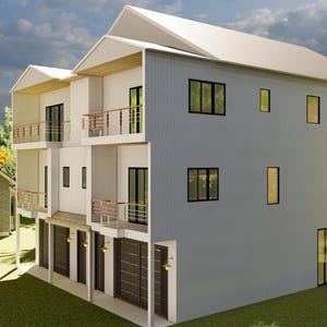 Puede incluir: Una casa de tres pisos de color gris claro con molduras blancas y ventanas negras. La casa tiene un techo plano y un pequeño balcón en cada piso. La casa está rodeada de hierba verde y árboles.