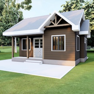 Puede incluir: Una pequeña casa de madera marrón con techo gris y molduras blancas. La casa tiene un porche delantero con una puerta de madera y dos ventanas. La casa está rodeada de hierba verde y árboles.