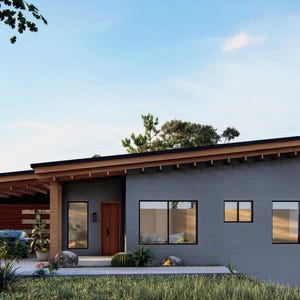 Puede incluir: Una casa moderna de una sola planta con un exterior gris y un voladizo de techo de madera. La casa tiene grandes ventanas y un carport.