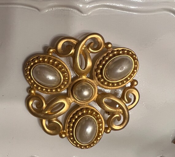 Vintage Large Satin Gold Plated Faux Pearl Brooch - image 4