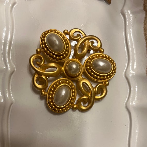 Vintage Large Satin Gold Plated Faux Pearl Brooch - image 3