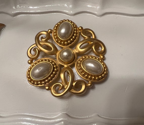 Vintage Large Satin Gold Plated Faux Pearl Brooch - image 2