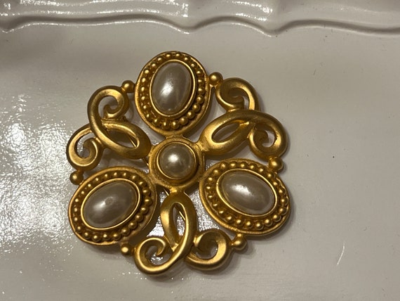 Vintage Large Satin Gold Plated Faux Pearl Brooch - image 1