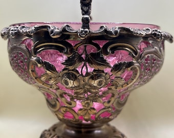Cesta antigua victoriana de plata y cristal color arándano, con sello de plata de ley superpuesta, pieza central de colección, cuenco decorativo inglés ornamentado, c. 1900