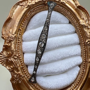 Broche antiguo de estilo eduardiano con pasador de barra, pedrería de imitación, tono plateado, estilo Art Nouveau.