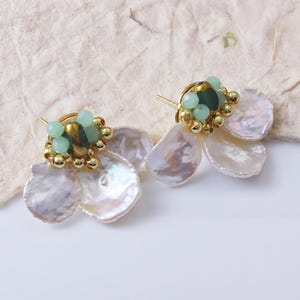 Orecchini a bottone con perle e petali di fiori fatti a mano - Design floreale unico