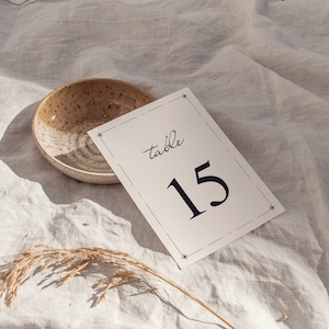 Modelo elegante de números de mesa de casamento Canva, números de mesa para recepção de casamento com borda desenhada à mão, estética caprichosa, WT05