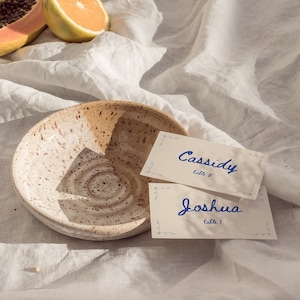Tarjetas de lugar de boda manuscritas con números de mesa, tarjetas de nombre coloridas para recepción, tarjetas de asientos originales para boda, plantilla de Canva, WT23