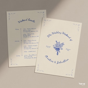 Op de afbeelding: Twee crèmekleurige trouwevenementprogramma's met blauwe handgeschreven tekst en decoratieve hoekkrullen. Eén programma bevat weekendevenementen, de andere een bloemenillustratie en namen. De programma's zijn voor een bruiloft.