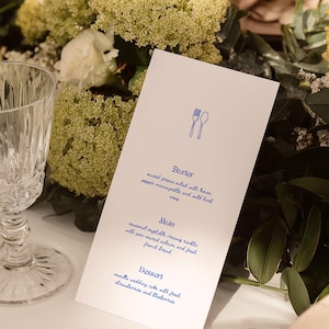 Plantilla de menú de boda caprichosa en Canva: tarjeta de menú de cena de ensayo dibujada a mano