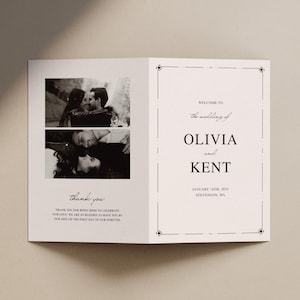 Puede incluir: Una invitación de boda plegada con fotos en blanco y negro de una pareja. La invitación dice: "Bienvenida a la boda de Olivia y Kent, 18 de enero de 2035, Stevenson, WA." También se ven las palabras "gracias".