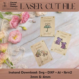 Może przedstawiać: Plik do cięcia laserem z trzema drewnianymi tabliczkami z ilustracjami parasola, myszy i żab. Każda tabliczka ma napis "für Dich" i jest ozdobiona mosiężnym osprzętem. Obraz zawiera również różowe kwiaty i tekst "LASER CUT FILE".