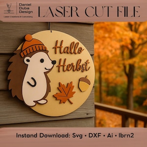 Könnte beinhalten: Ein lasergeschnittenes Holzschild mit einem Igel mit orangefarbener Mütze, den Worten "Hallo Herbst" und herbstlichen Elementen. Das Schild ist rund und hat einen hellbraunen Hintergrund. Der Text "LASER CUT FILE" steht oben.
