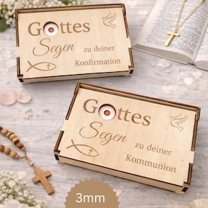 Może przedstawiać: Drewniane pudełka pamiątkowe z wygrawerowanymi słowami "Gottes Segen" i "Konfirmation" lub "Kommunion" na pokrywkach. Pudełka posiadają gołębia, symbol ryby i krzyż. Widoczny jest również różaniec i Biblia.