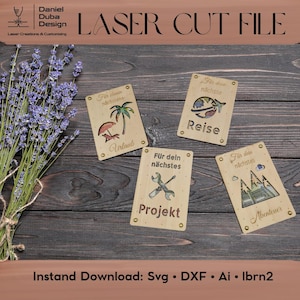 Könnte beinhalten: Lasergeschnittene Datei mit vier Holzschildern zu den Themen Reisen und Projekte. Jedes Schild hat ein einzigartiges Design, darunter eine Palme, ein Globus, ein Schraubenschlüssel und Berge. Der Text "LASER CUT FILE" steht oben, mit "Instand Download: Svg • DXF • Ai • Ibrn2" unten.