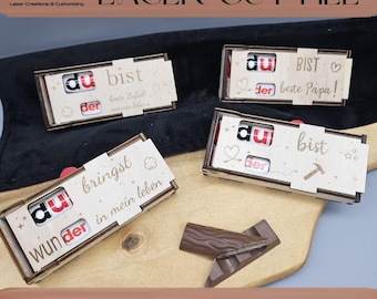 Könnte beinhalten: Lasergeschnittene Datei mit vier Holzboxen mit graviertem Text und Designs. Jede Box enthält eine Schokoladentafel mit den Wörtern "du" und "der". Die Boxen enthalten Sätze wie "du bist" und "Wunder in mein leben".