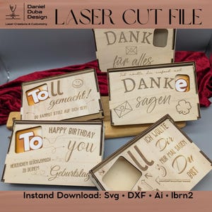 Pode incluir: Caixas de presente de madeira cortadas a laser com várias mensagens gravadas, incluindo "Feliz Aniversário" e "Obrigado." As caixas são feitas de madeira clara e apresentam recortes e texto decorativos. O design inclui o texto "LASER CUT FILE."