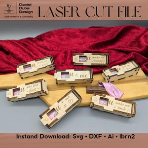 Könnte beinhalten: Eine Sammlung von lasergeschnittenen Holzkisten mit verschiedenen Aufschriften wie "You & me" und "You make me happy." Die Kisten werden auf einem Holzbrett vor rotem Hintergrund präsentiert. Die Worte "LASER CUT FILE" stehen oben.