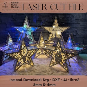 Könnte beinhalten: Weihnachtsdekorationen in Form von Holzsternen mit aufwendigen Ausschnitten, beleuchtet von warmen Lichtern. Die Sterne zeigen festlichen Text und Schneeflockenmuster. Der Text "LASER CUT FILE" ist ebenfalls vorhanden.