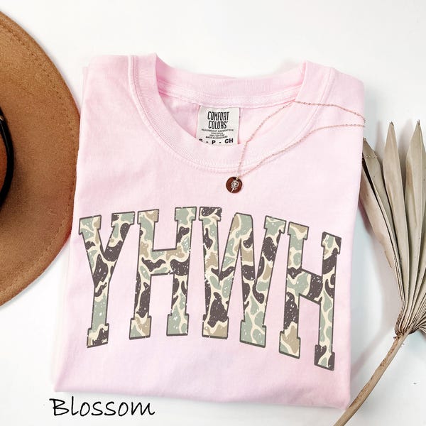 Camiseta de camuflaje YHWH de Comfort Colors®, camiseta cristiana de Jesús, camiseta de fe cristiana preppy, camiseta con versículo bíblico, regalo cristiano para hombres y mujeres