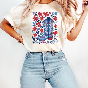 Floral Cowboy Boot Shirt, Western T-Shirt With Red White Blue Flowers, Patriotic Cowgirl Tee, Summer Rodeo Sweatshirt, USA Graphic immagine 4