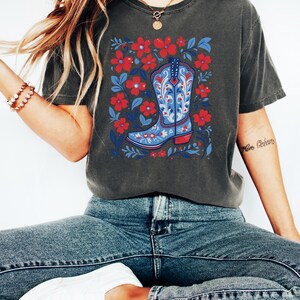 Floral Cowboy Boot Shirt, Western T-Shirt With Red White Blue Flowers, Patriotic Cowgirl Tee, Summer Rodeo Sweatshirt, USA Graphic immagine 3