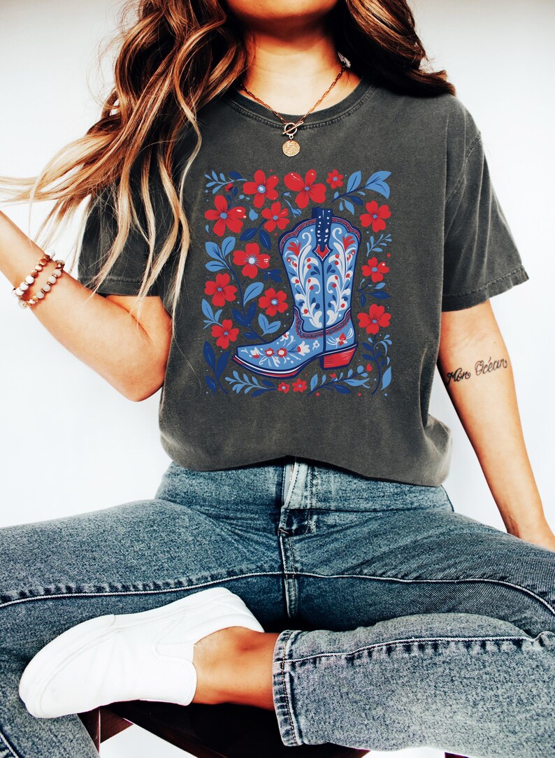 Floral Cowboy Boot Shirt, Western T-Shirt With Red White Blue Flowers, Patriotic Cowgirl Tee, Summer Rodeo Sweatshirt, USA Graphic immagine 3