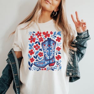 Floral Cowboy Boot Shirt, Western T-Shirt With Red White Blue Flowers, Patriotic Cowgirl Tee, Summer Rodeo Sweatshirt, USA Graphic immagine 1