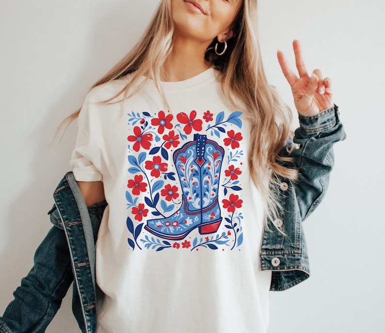 Floral Cowboy Boot Shirt, Western T-Shirt With Red White Blue Flowers, Patriotic Cowgirl Tee, Summer Rodeo Sweatshirt, USA Graphic immagine 1