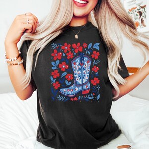 Floral Cowboy Boot Shirt, Western T-Shirt With Red White Blue Flowers, Patriotic Cowgirl Tee, Summer Rodeo Sweatshirt, USA Graphic immagine 2